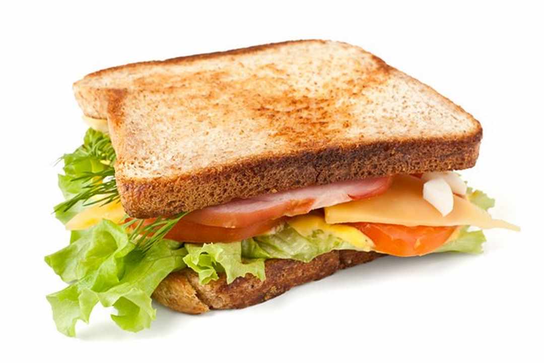 Chiếc bánh mì sandwich được kẹp với nhiều loại rau củ